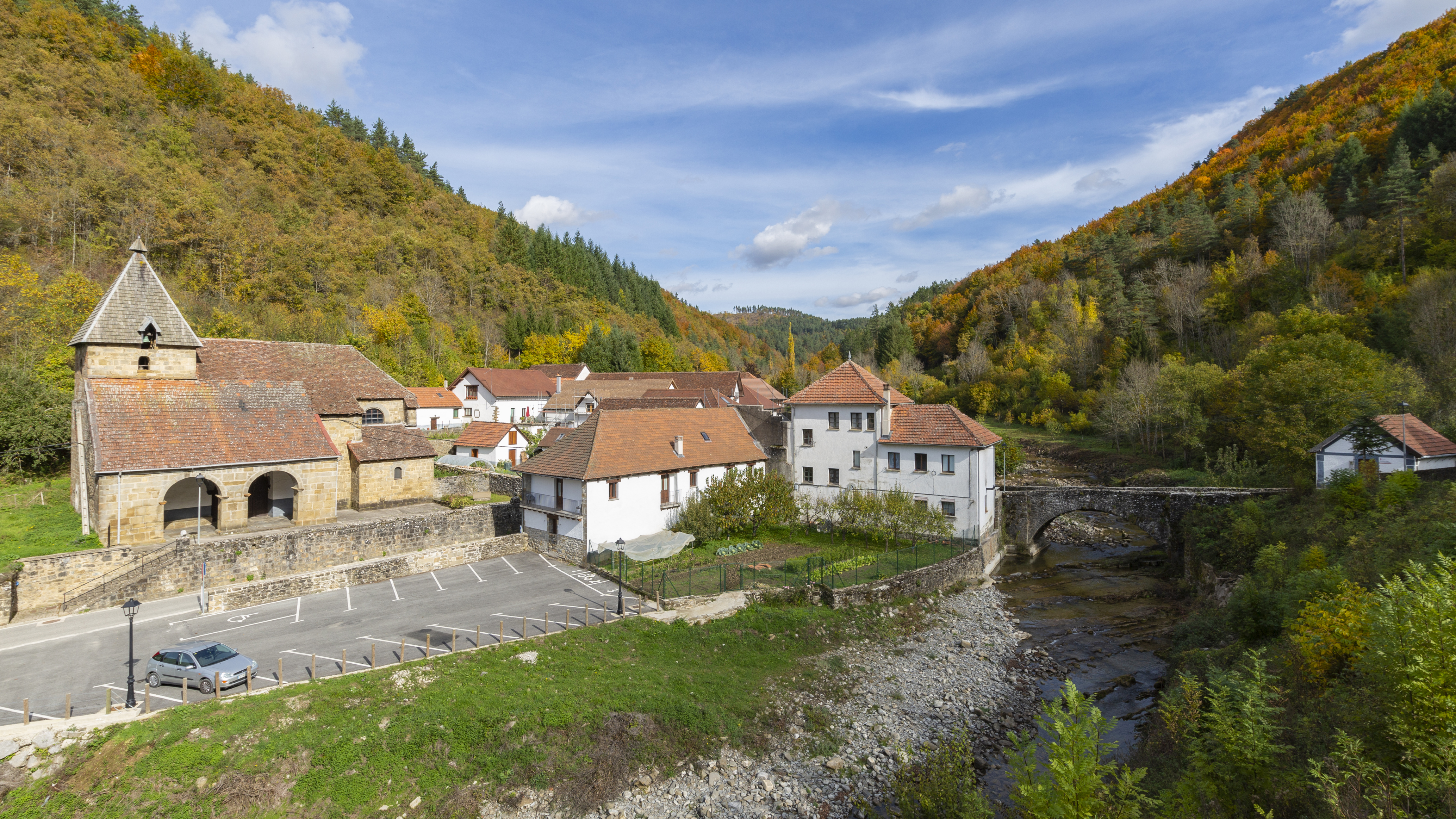 vista del pueblo de Izalzu